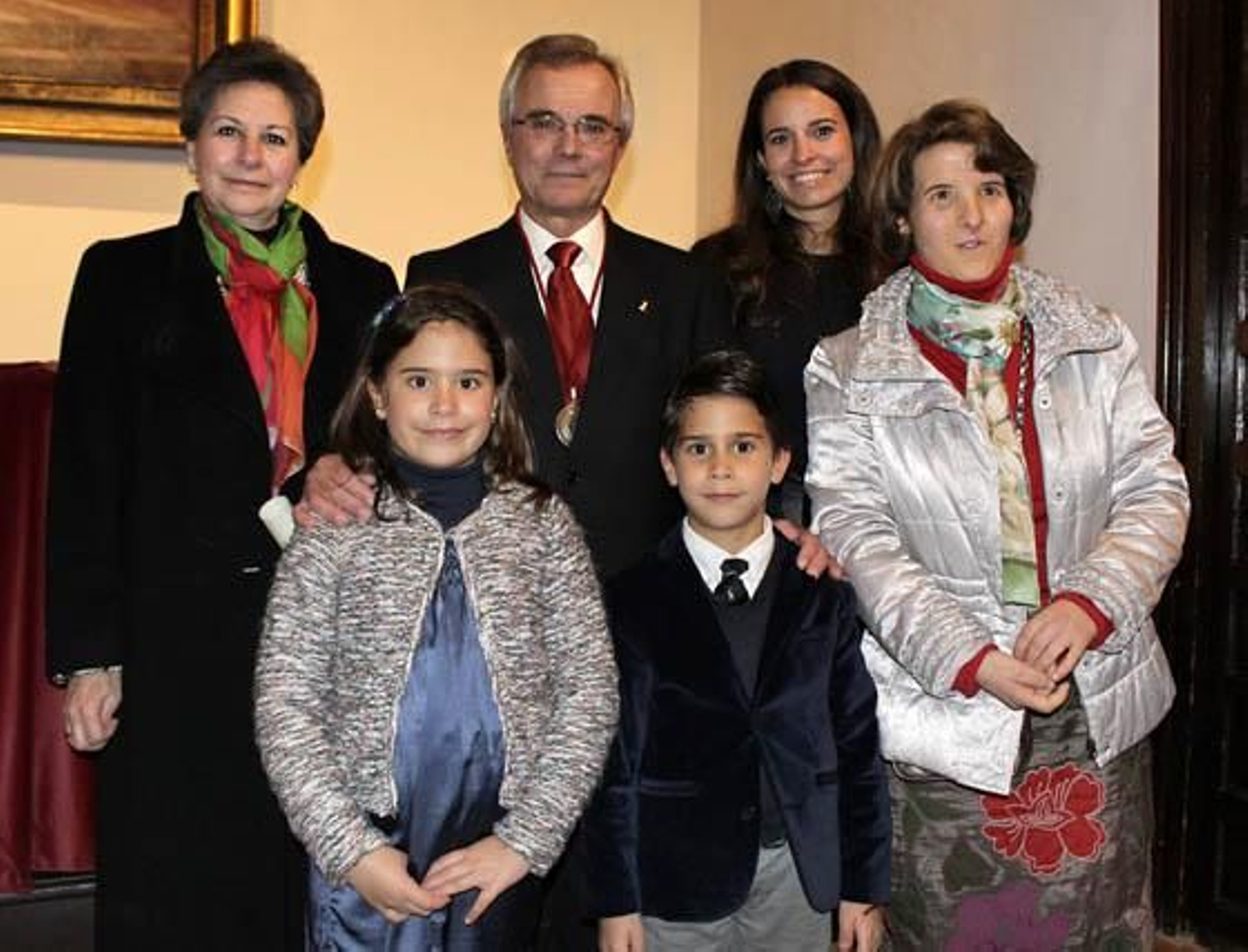 José María Cabeza Méndez, con su esposa Ángela Fernández, sus hijas Carmen y Mariola, y sus nietos Carmen y Javier.

Foto: Victoria Ramírez