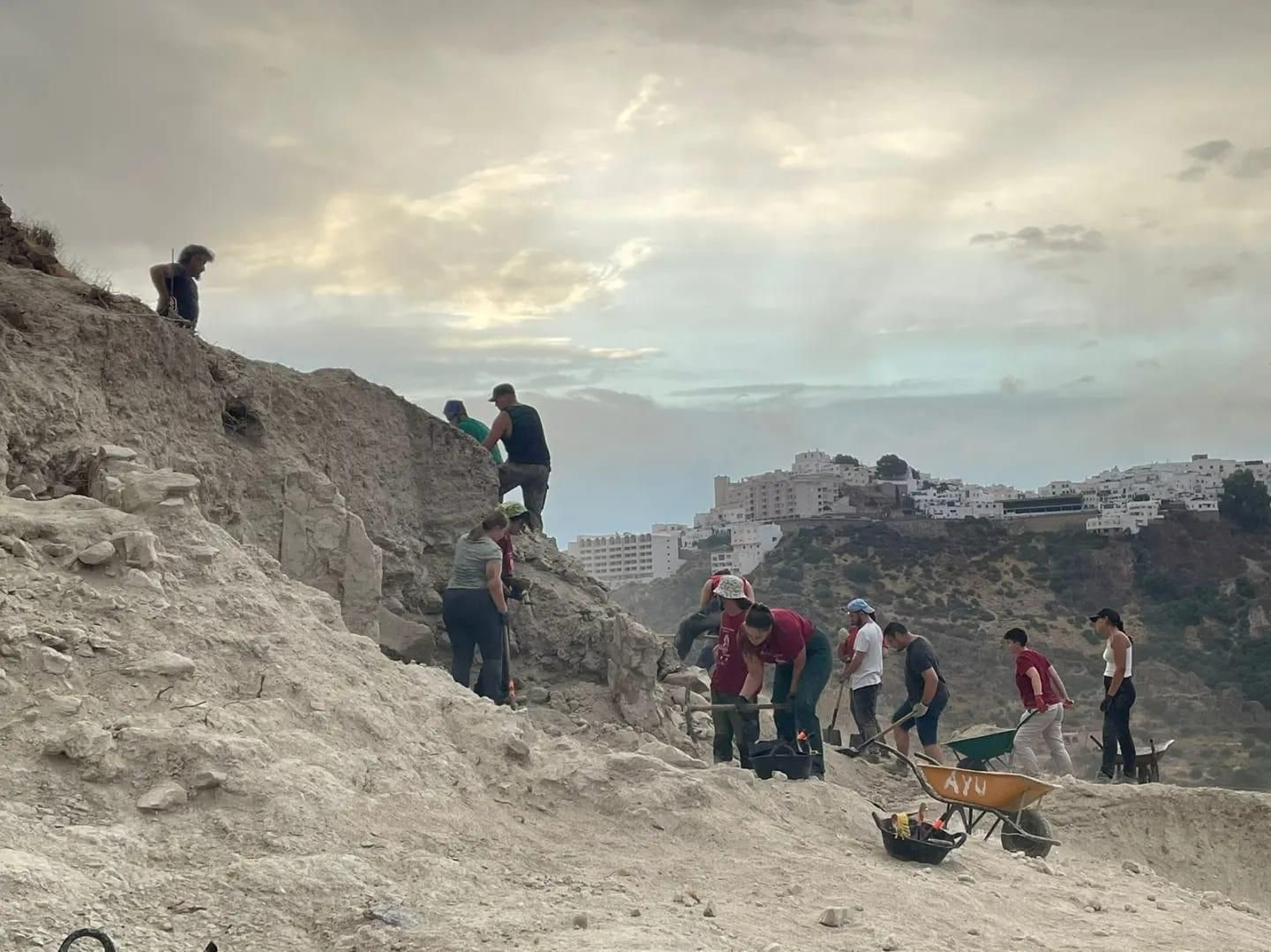 Arqueólogos y voluntarios trabajando en Mojácar la Vieja en la pasada campaña.