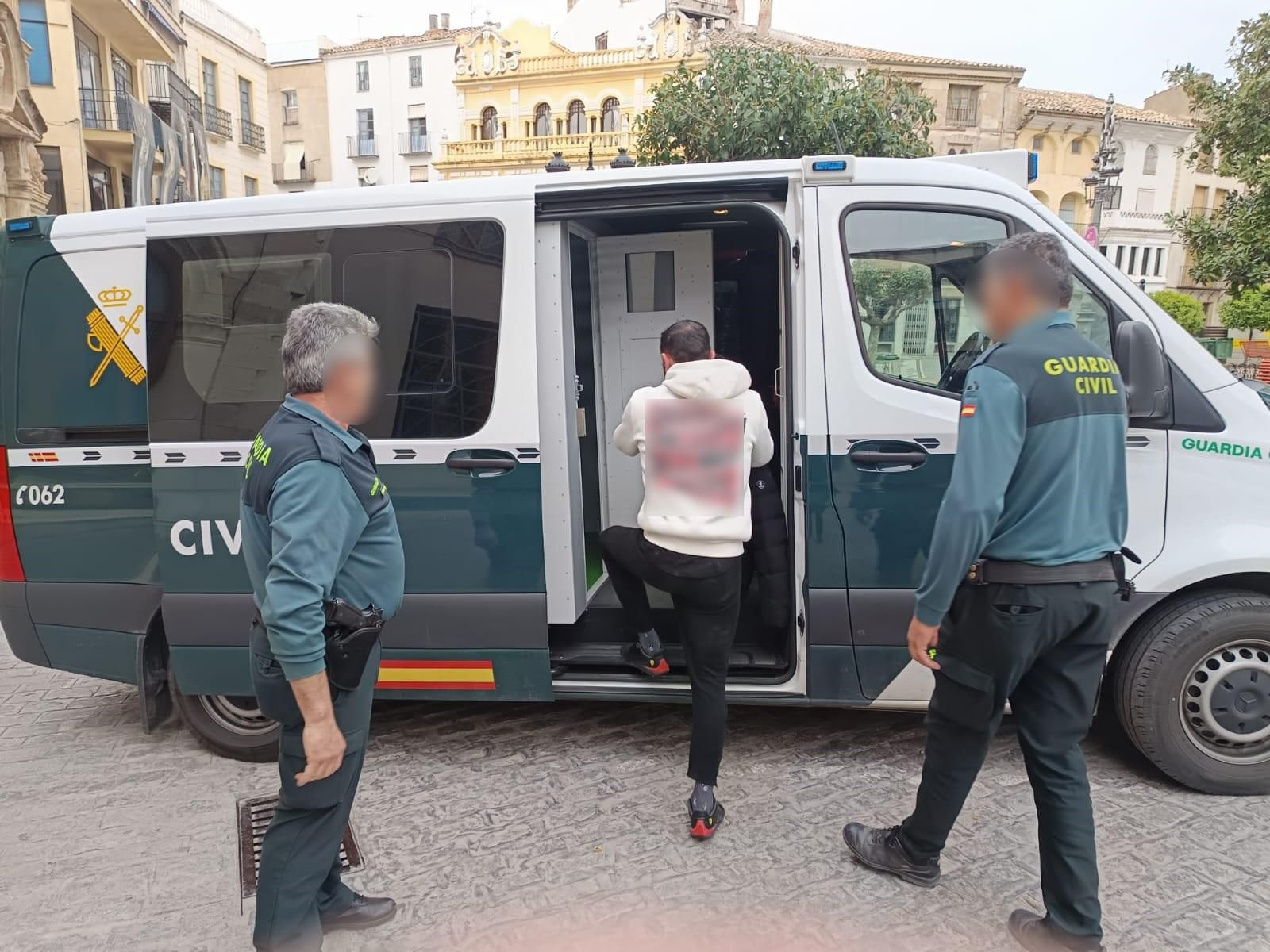 Momento de la detención de uno de los delincuente.