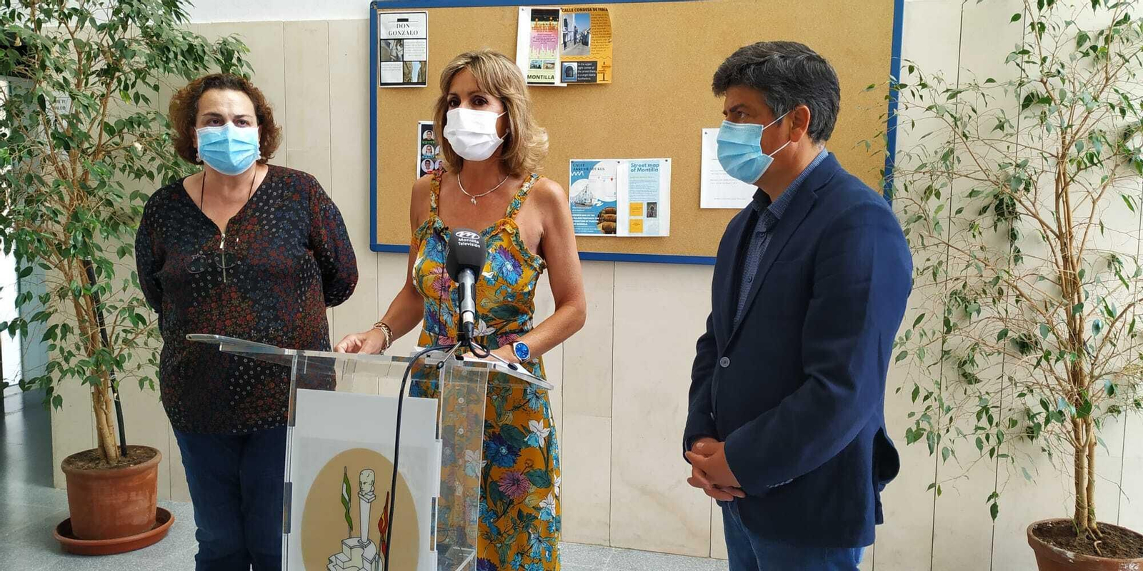 La delegada de Educación, en el centro, en su visita al instituto Inca Garcilaso de Montilla.