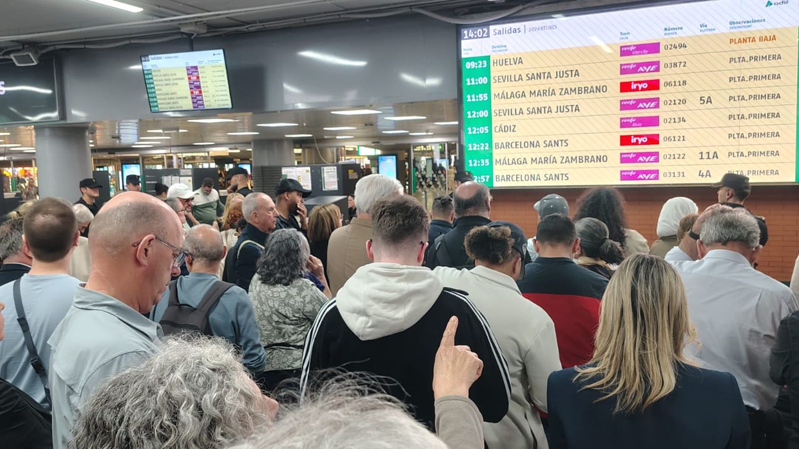 Miles de personas atrapadas en Atocha, entre ellas muchos almerienses, a la espera de la información de los horarios durante este pasado y largo martes.