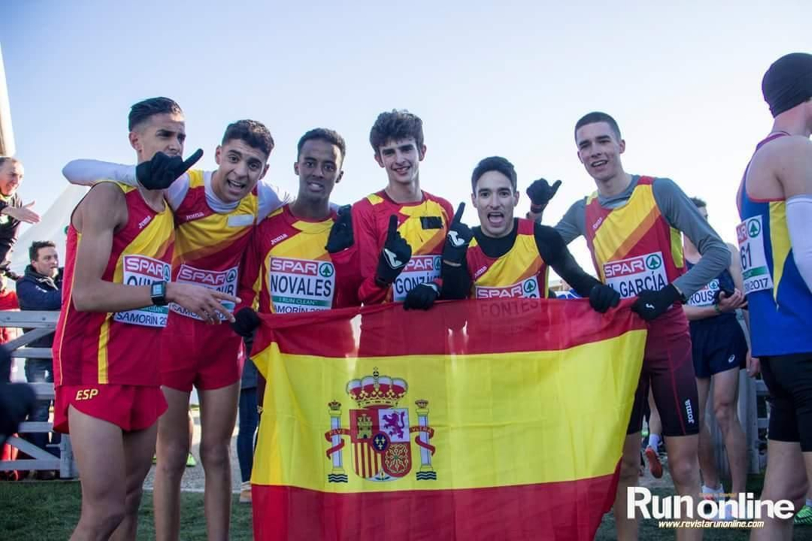 Ignacio Fontes, segundo por la derecha, festeja el oro con sus compañeros.