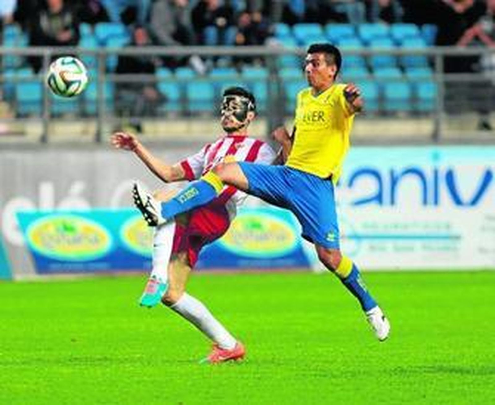 Navarrete intenta anticiparse a Michel en una acción del encuentro contra el Almería B, disputado el pasado sábado.