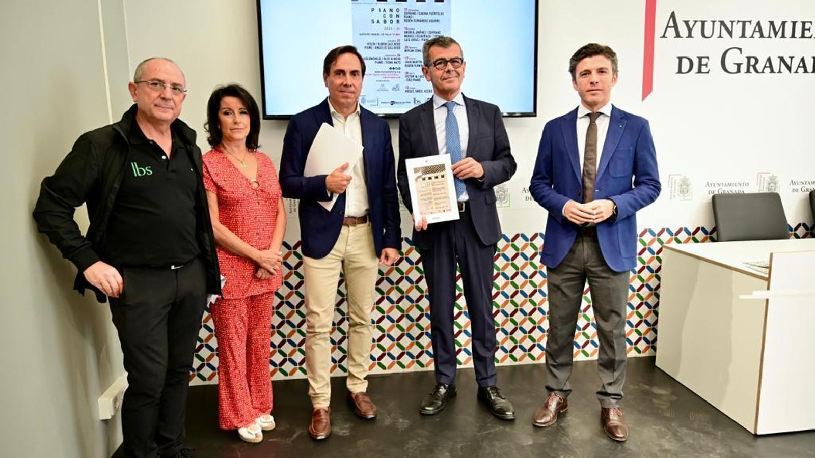 Foto de familia de la presentación este miércoles en el Ayuntamiento de Granada.