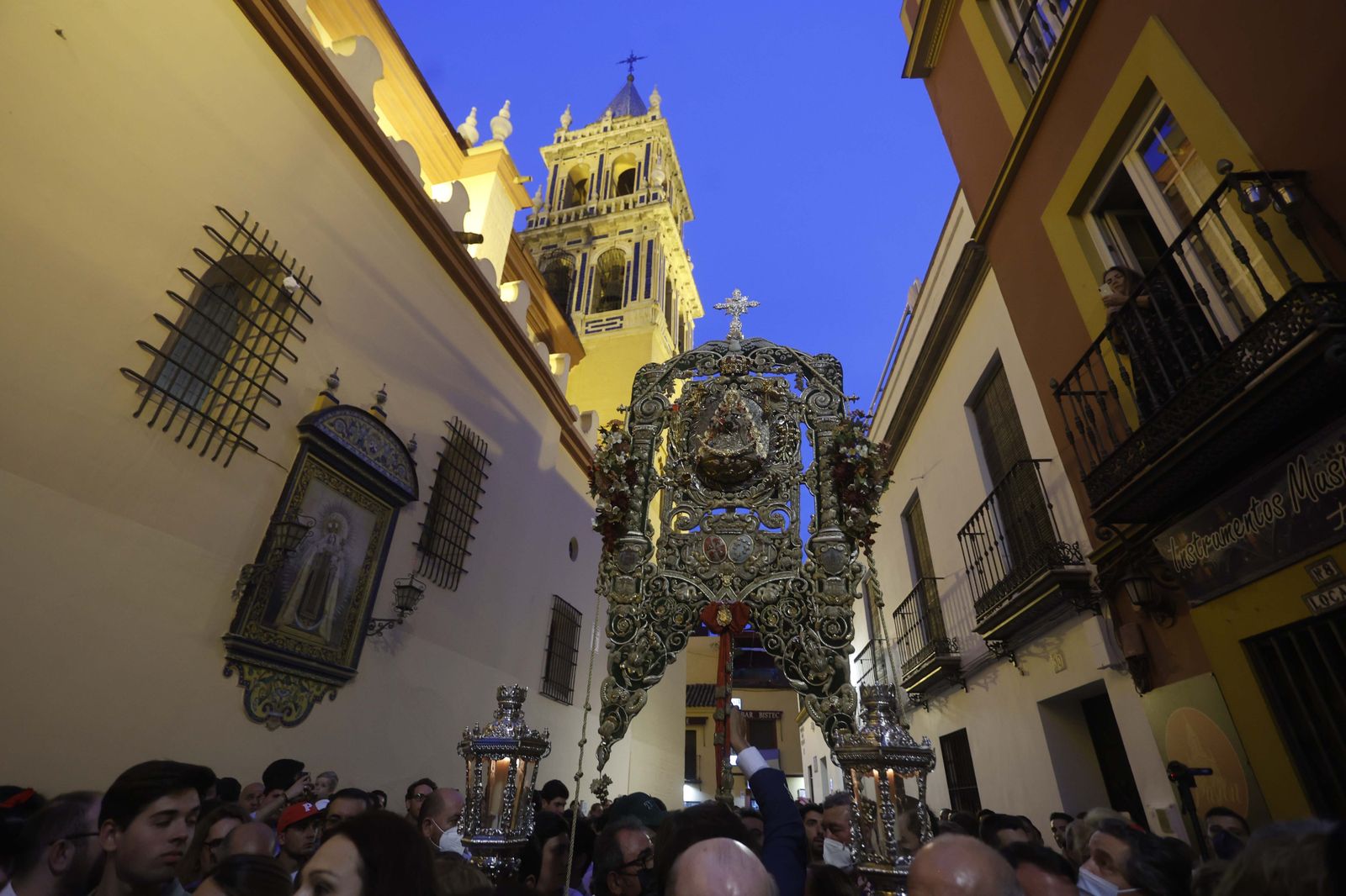 Imágenes del traslado del Simpecado de la Hermandad del Rocío de Triana
