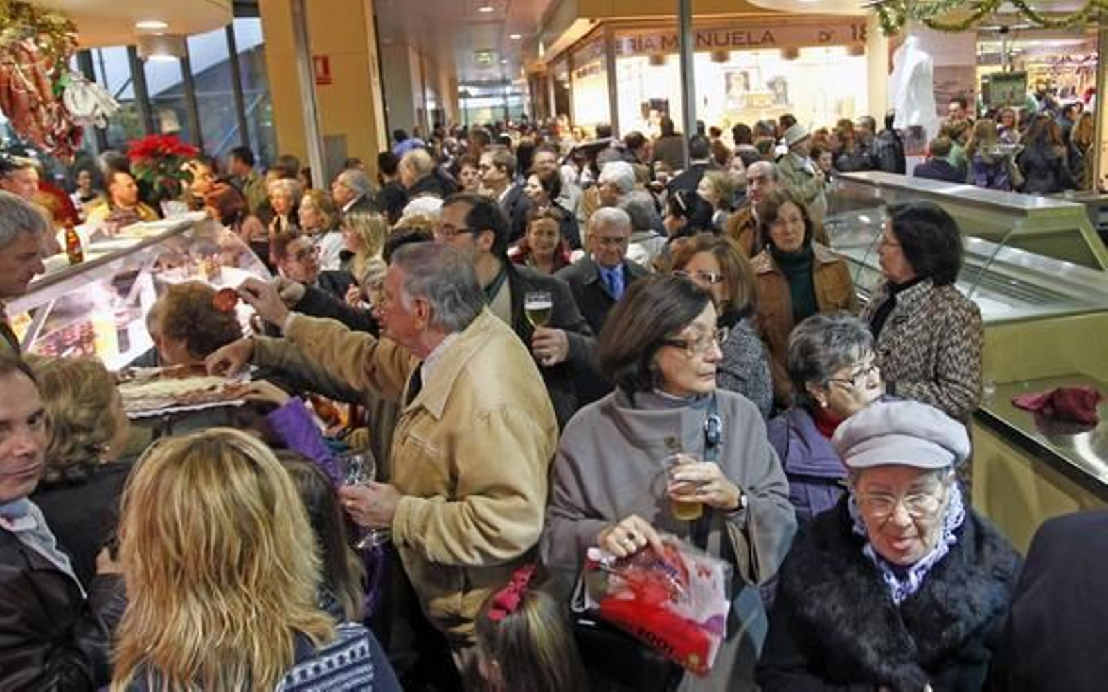 El alcalde inaugura el reformado mercado de la Encarnación. / Antonio Pizarro