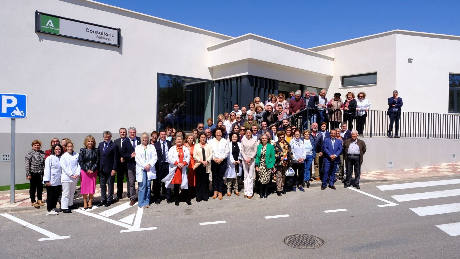 Todos los asistentes en la inauguración del nuevo consultorio de Balanegra.