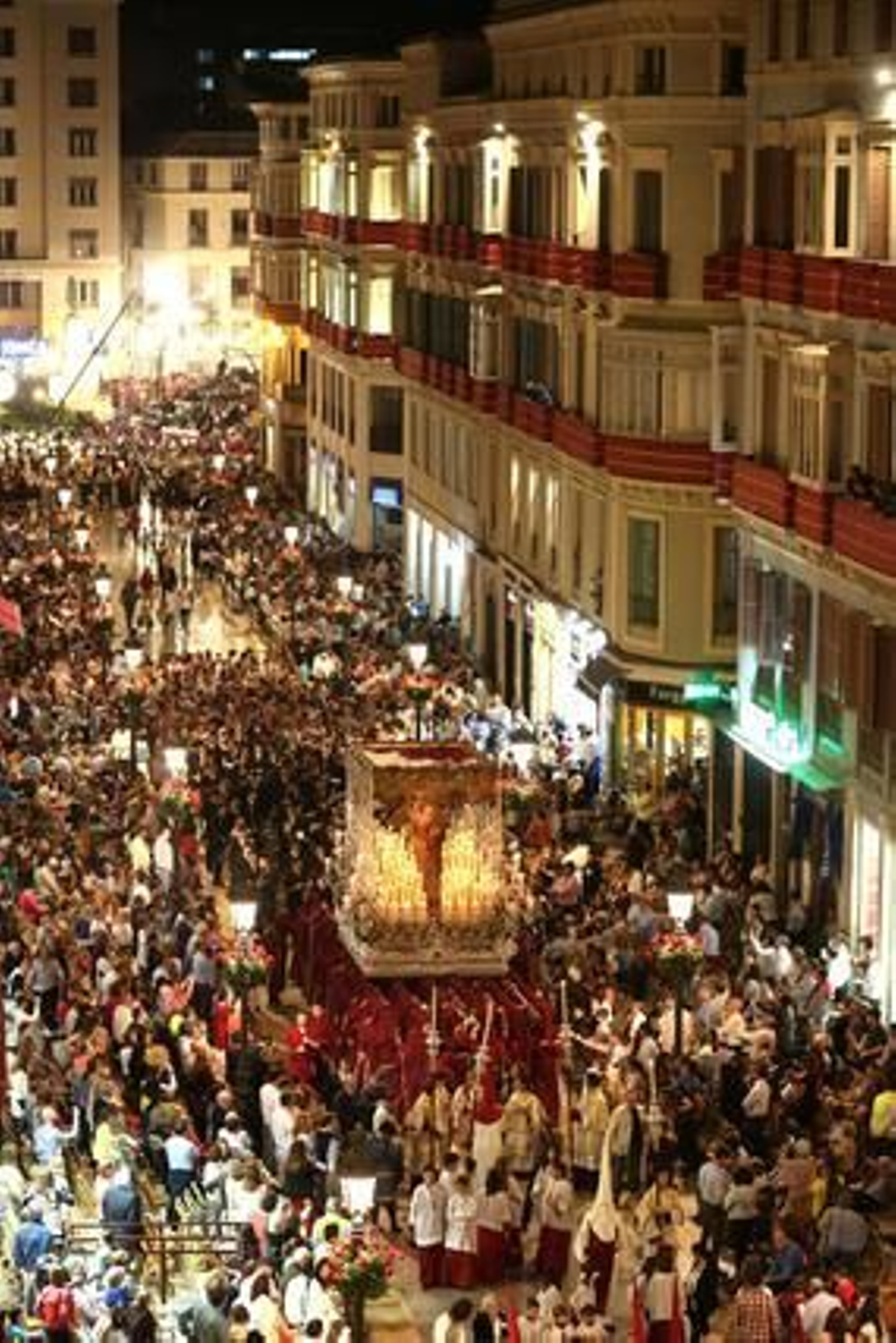 Virgen de la Salud, con el palio cubierto de pétalos, continúa su discurrir por el recorrido oficial.

Foto: Marilu Báez / L. M. Gómez Pozo