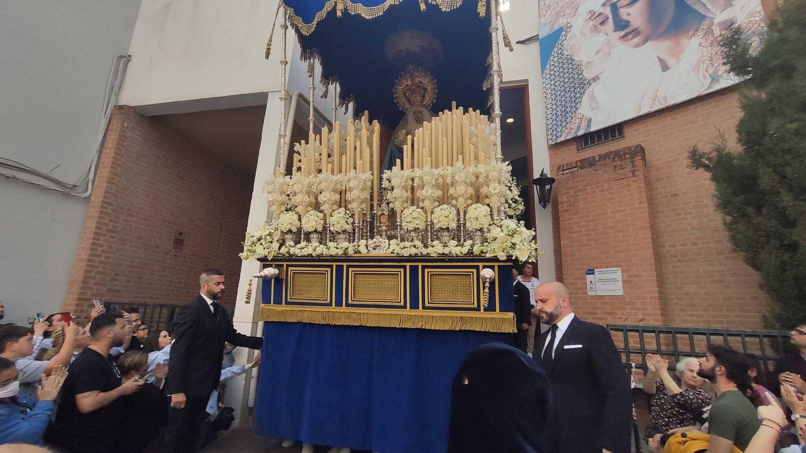 La Virgen de la Estrella, a su salida de la parroquia de San Fernando.