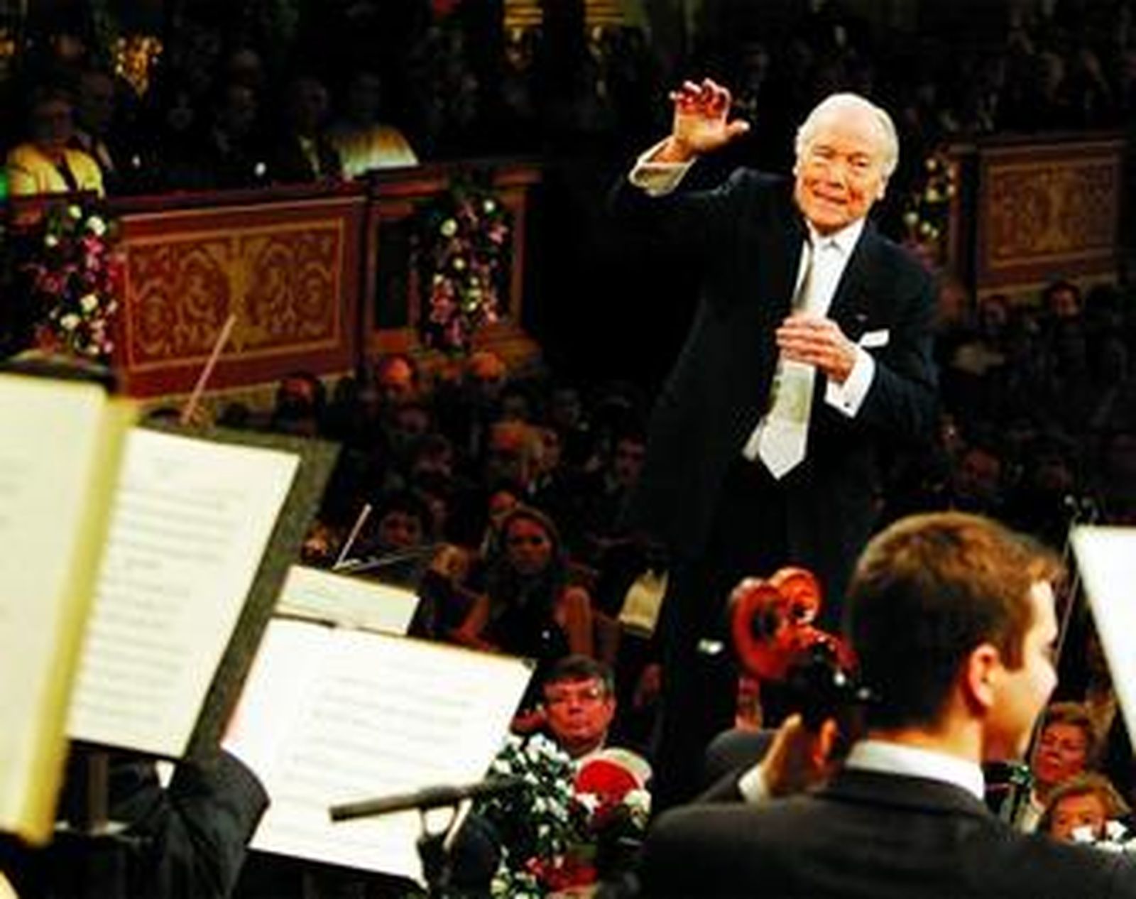 El veterano maestro francés Georges Prêtre debutó ayer como director del Concierto de Año Nuevo.