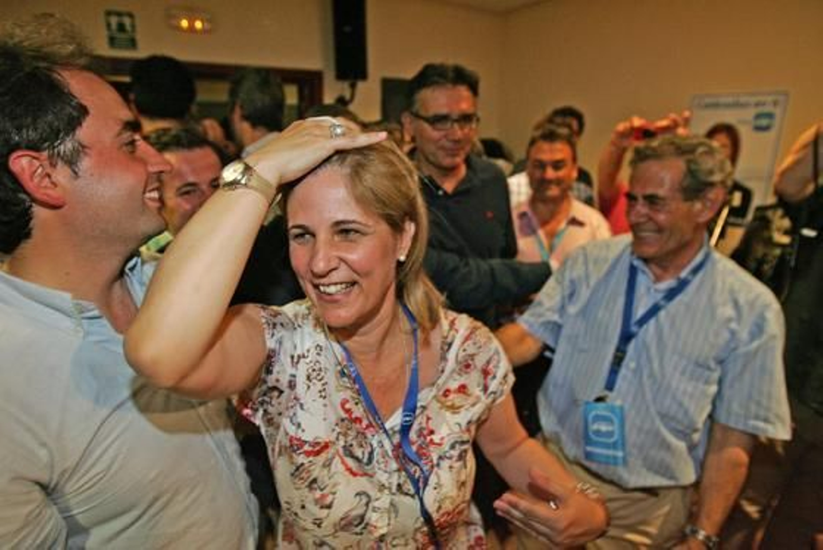 Llegada de García-Pelayo al salón del Hotel Tryp donde la esperaban multitud de militantes y simpatizantes.

Foto: Pascual