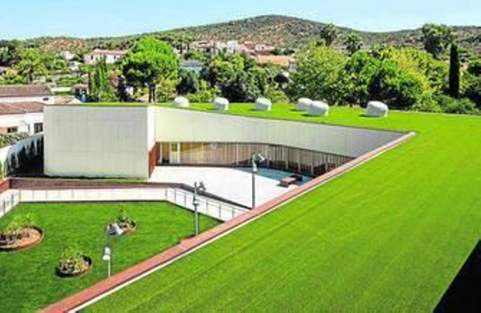 La piscina de Constantina está integrada en el entorno natural.