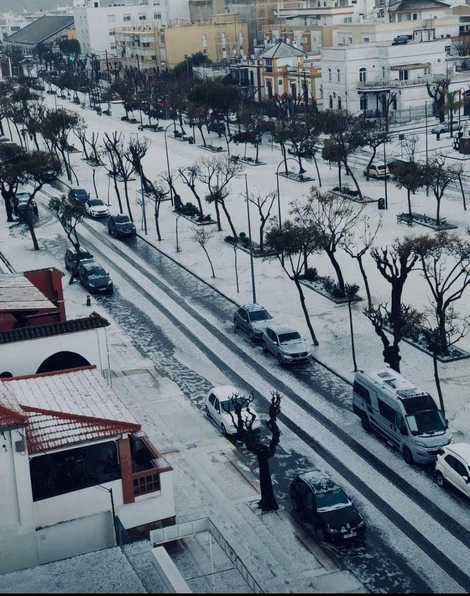 Una de las avenidas de Sanlúcar de Barrameda cubierta por el granizo