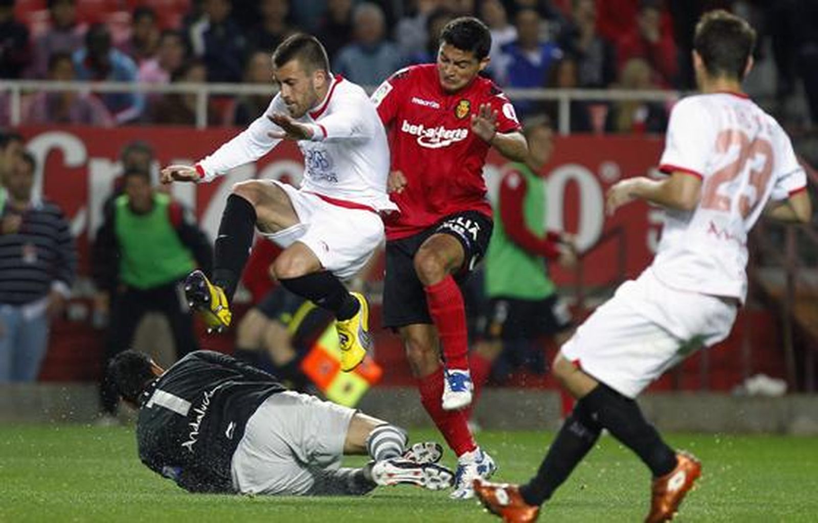 El Sevilla acumula tres victorias consecutivas tras vencer al Mallorca en casa (3-1). / Antonio Pizarro
