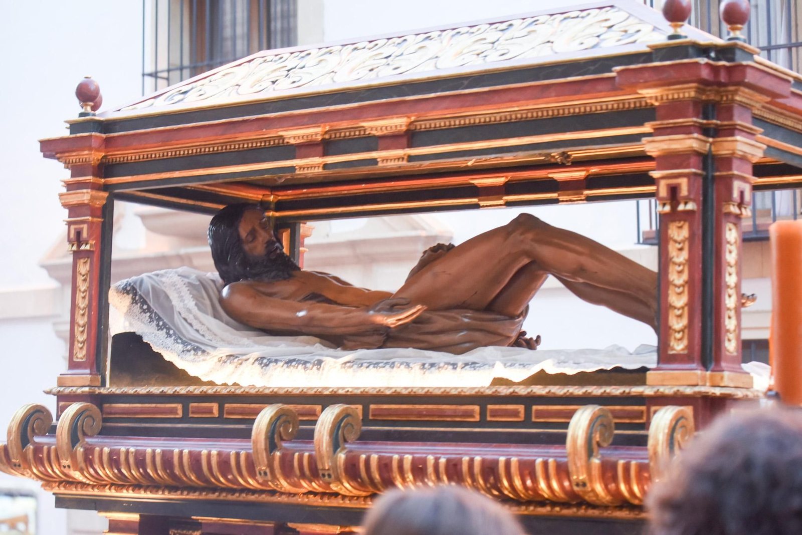 El traslado del Sepulcro de El Carpio tras el Magno Vía Crucis de Córdoba, en imágenes