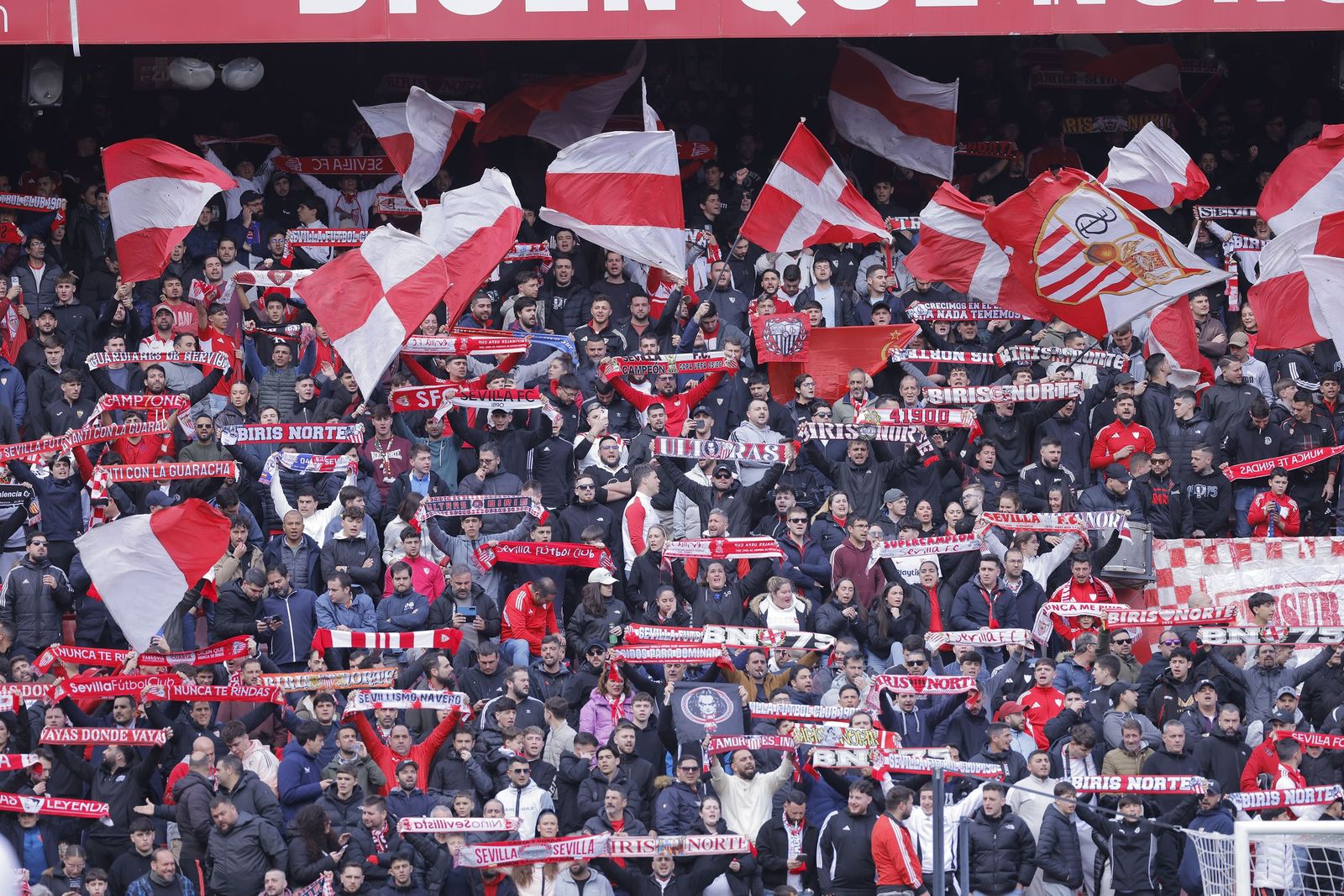 Búscate en las fotos del Sevilla - Girona