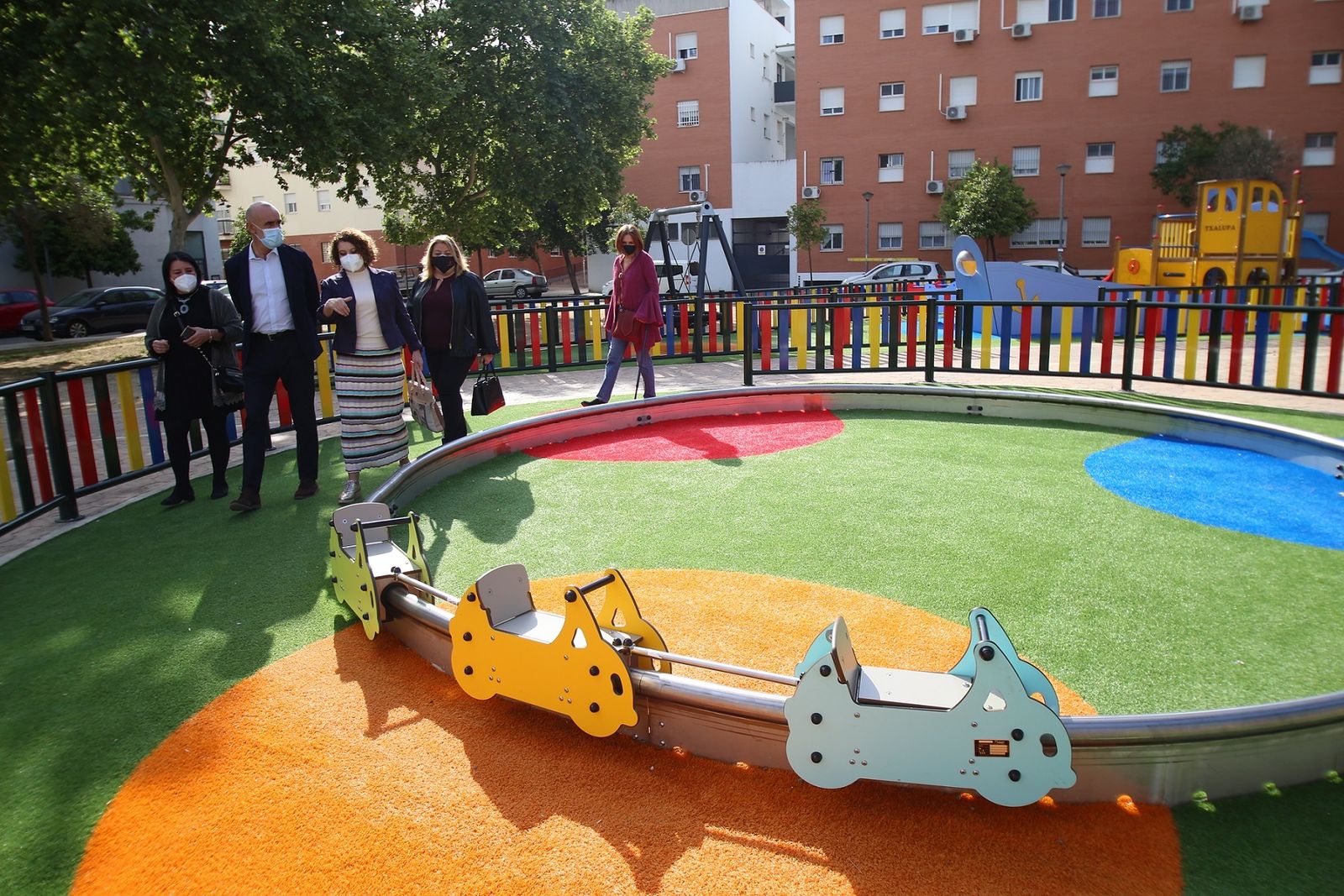 El delegado Antonio Muñoz pasea por el nuevo parque infantil.