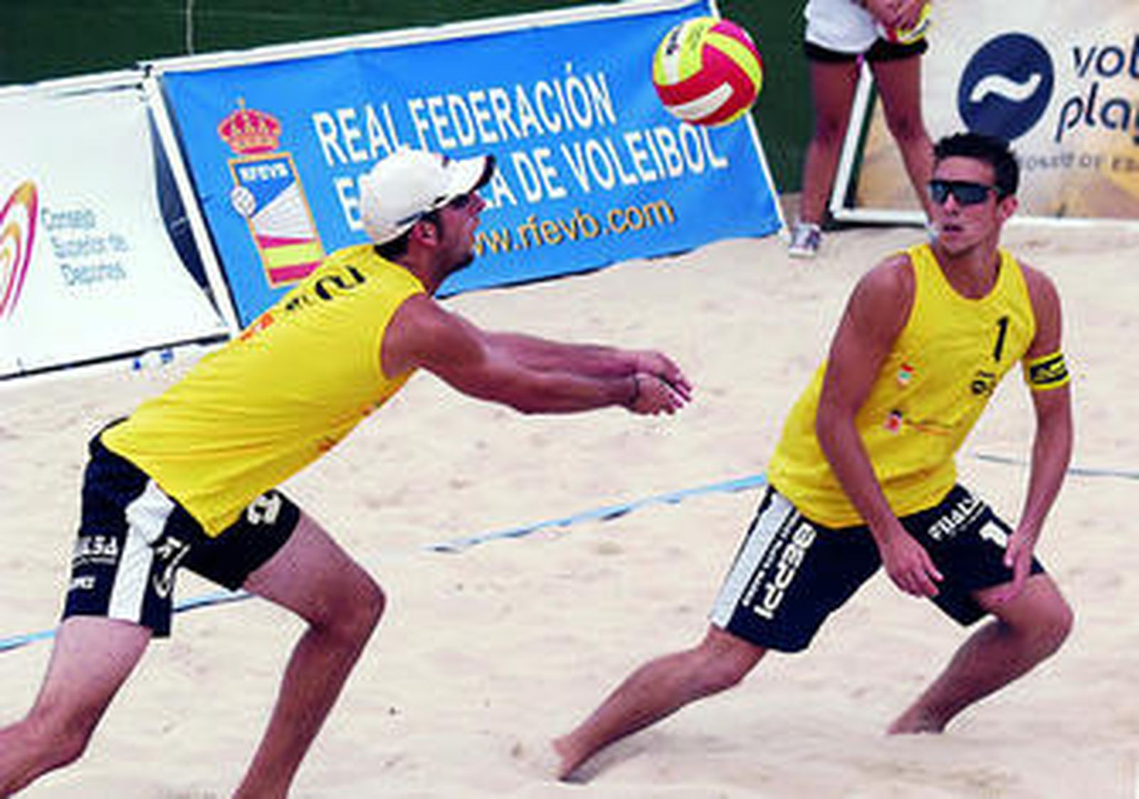 Germán López y Manu de Amo, sobre la arena.