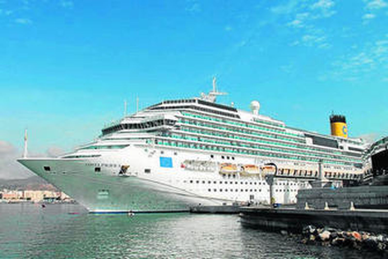 El buque de crucero 'Costa Pacifica' ayer en el puerto.