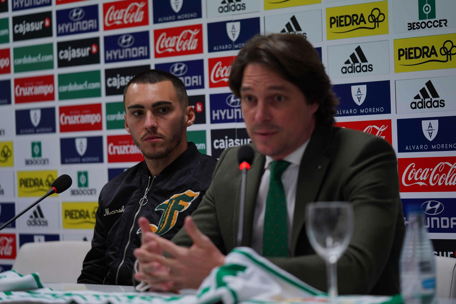 Adrián Fernández, durante la presentación de Moutinho como jugador blanquiverde.