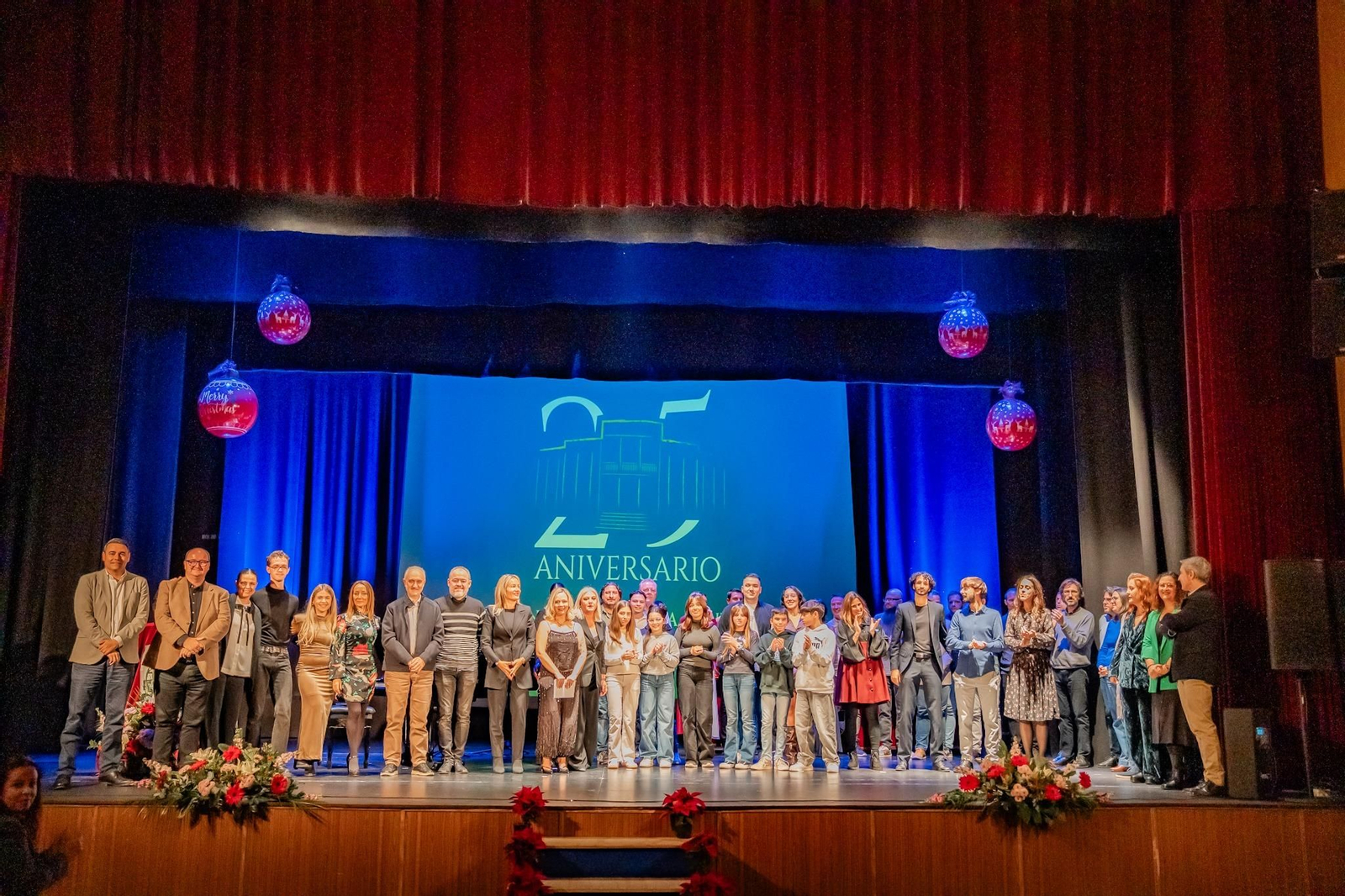 Foto de familia por el XXV Aniversario de la Escuela Municipal de Música, Danza y Teatro de Roquetas.
