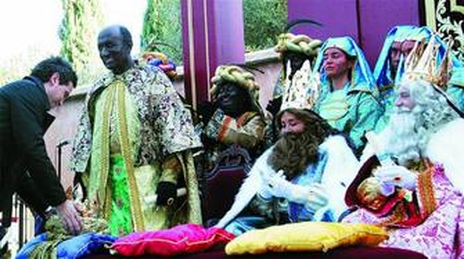 Mauricio Geara, caracterizado de rey Baltasar, recibiendo su corona de David DeMaría la pasada Navidad.