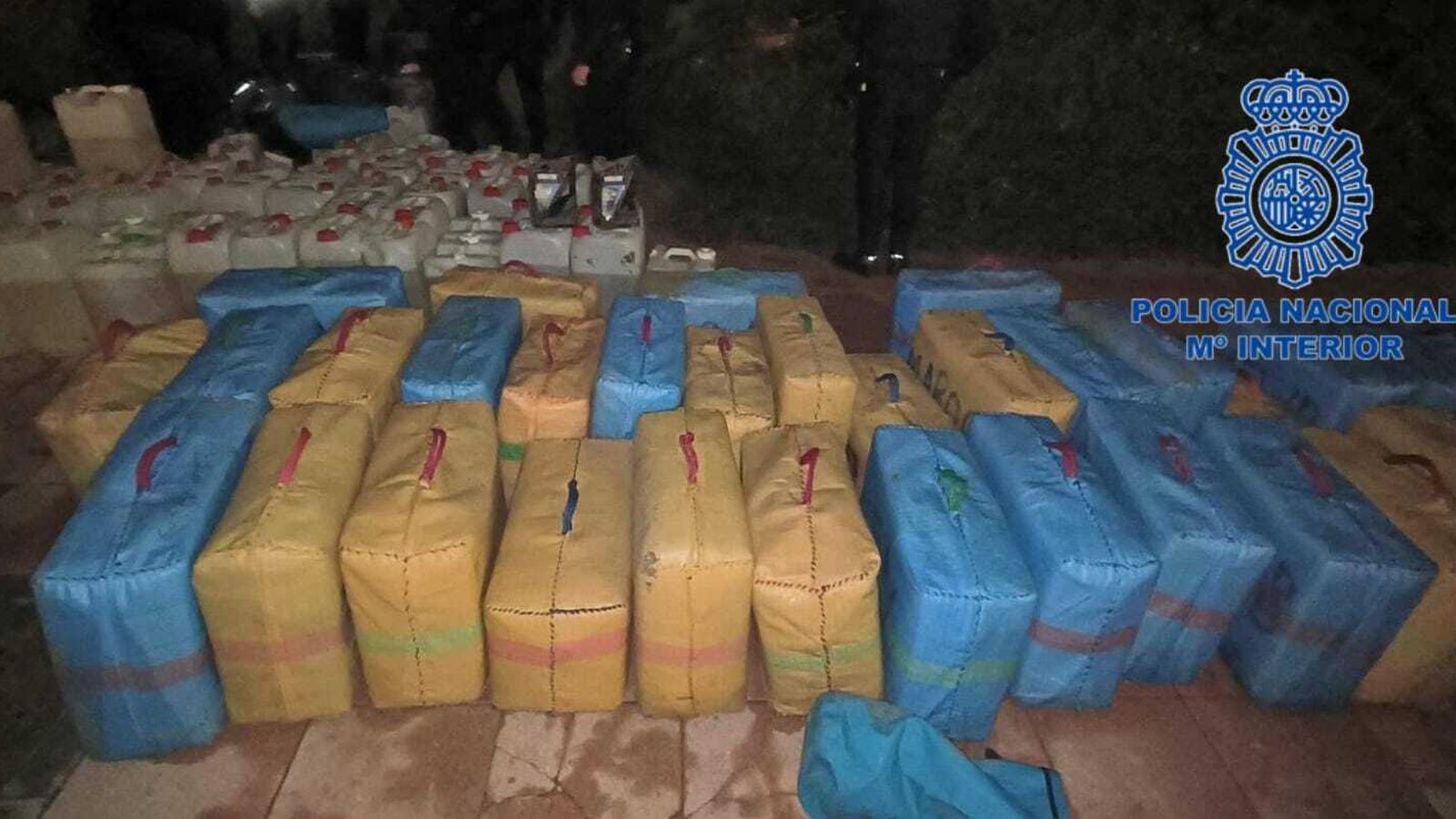 Los 38 fardos de hachís incautados por la Policía Nacional.