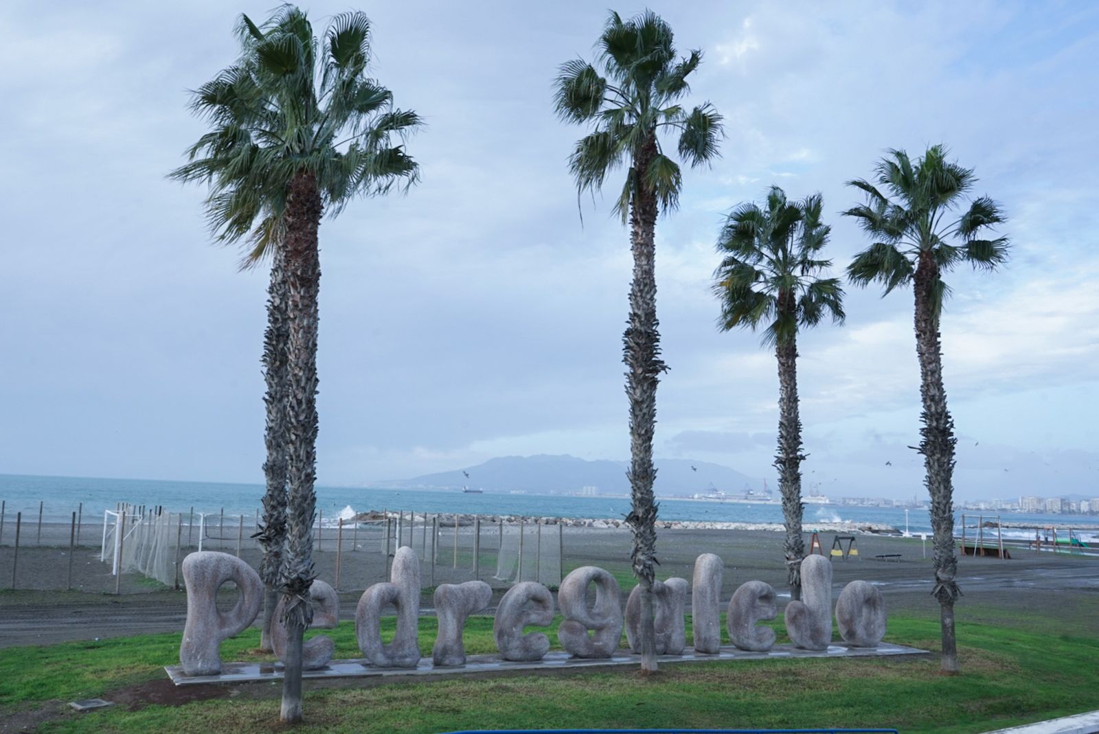 Letras escultóricas en la playa de Pedregalejo.