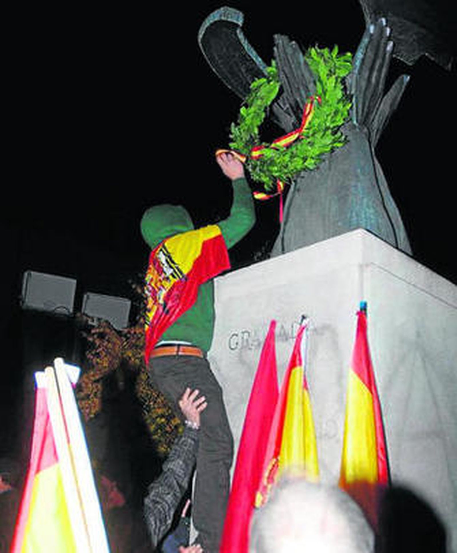 1. Un coche cubierto con la bandera preconstitucional, en la puerta del Sagrario tras la misa en memoria de Franco y Primo de Rivera 2. Un participante en la manifestación coloca una corona de flores en el monumento al fundador de la Falange de la Plaza Bibataubín. 3. La Puerta de Elvira, donde estaba prevista una concentración, casi vacía.