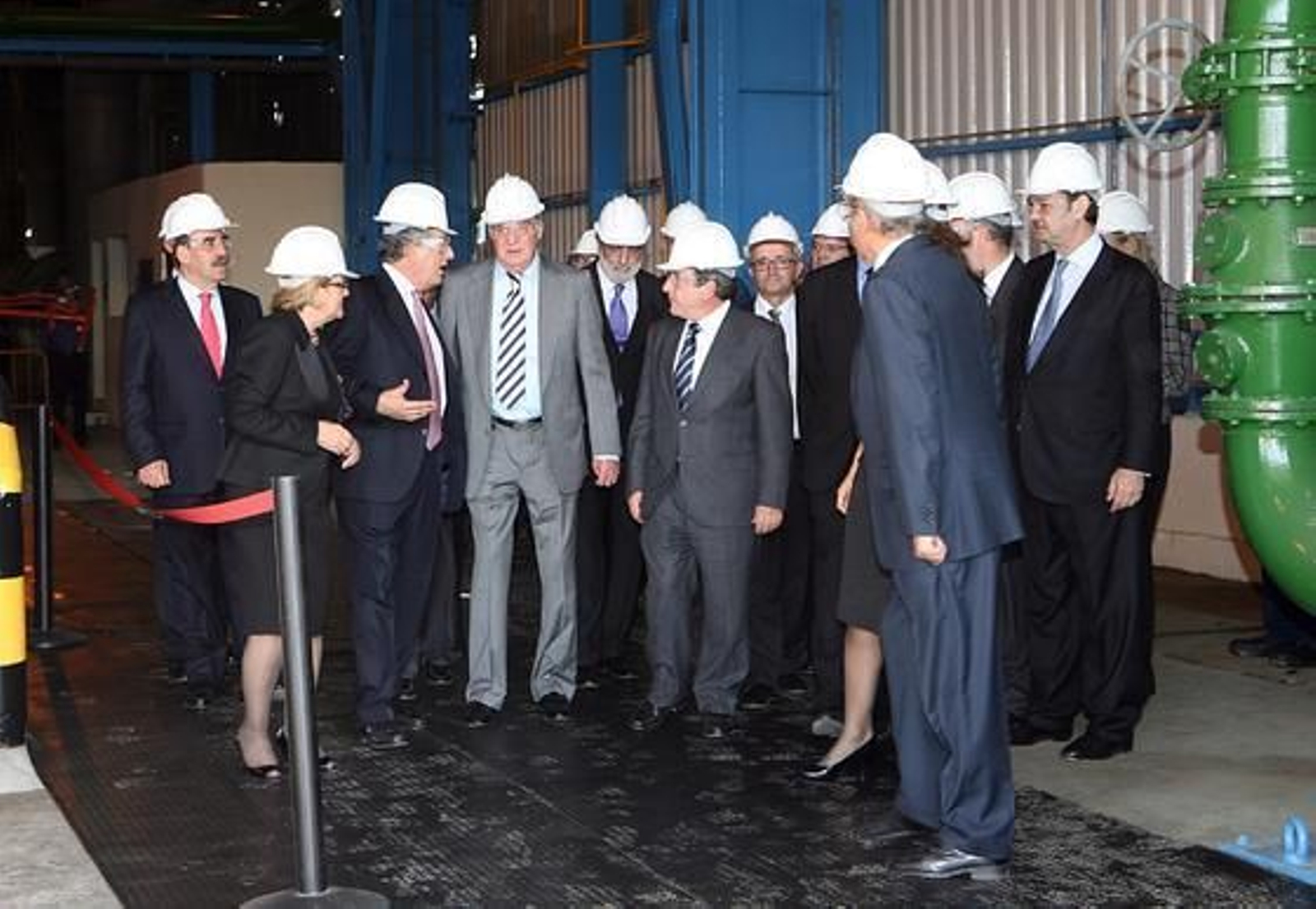Don Juan Carlos visita las instalaciones de la metalúrgica. / Espínola