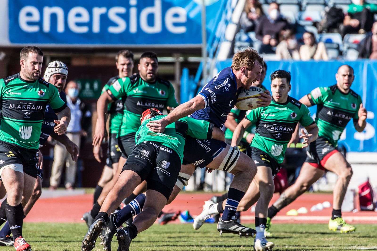 Kirkwood percute contra la defensa del Gernika en el partido de la primera vuelta.