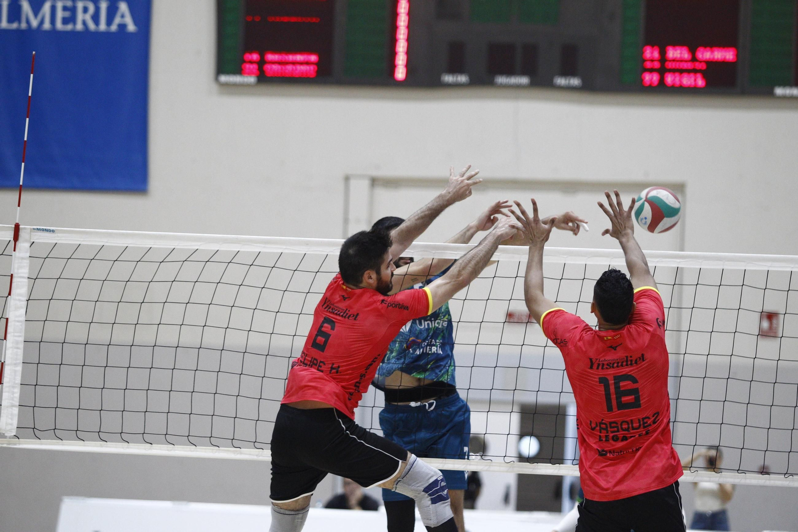 Una acción de remate realizada por el conjunto ahorrador en su encuentro disputado en el Moisés Ruiz.