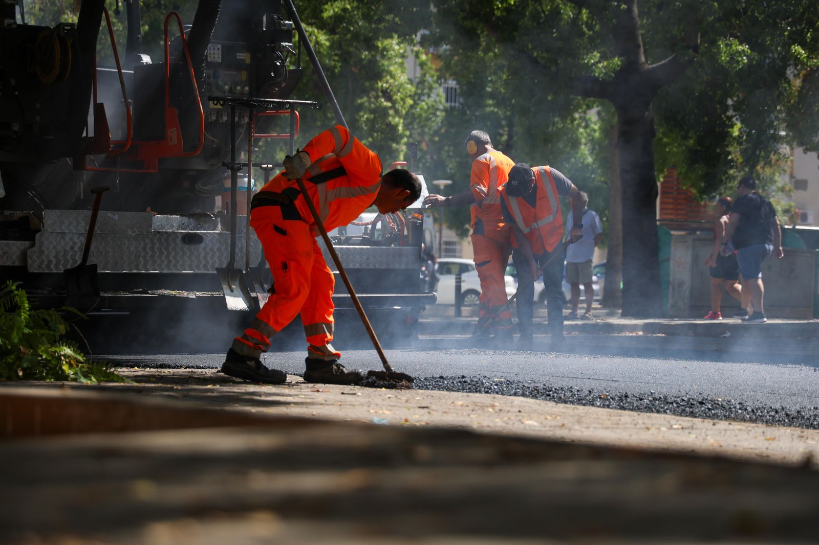 Terminan antes de plazo las obras de mejora del pavimento de la calle Victoria Domínguez Cerrato en el Polígono Sur de Sevilla.