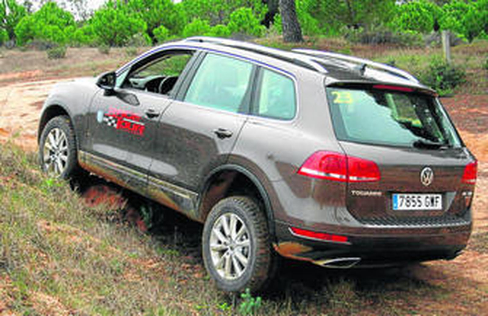 No importa lo escarpado que sea el terreno. El Touareg es capaz de tener una rueda en el aire y salir airoso.