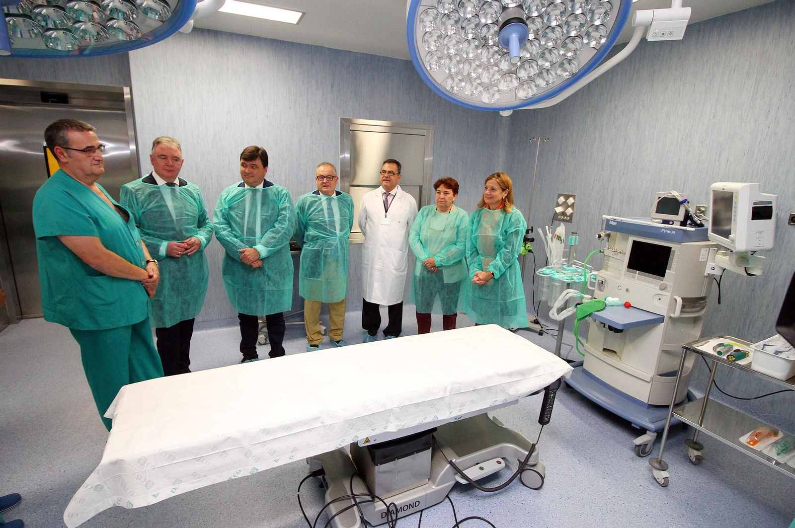 Imágenes de la visita de la consejera de Salud, Marina Alvarez, a los dos nuevos quirófanos que estrenará el Hospital Infanta Elena.