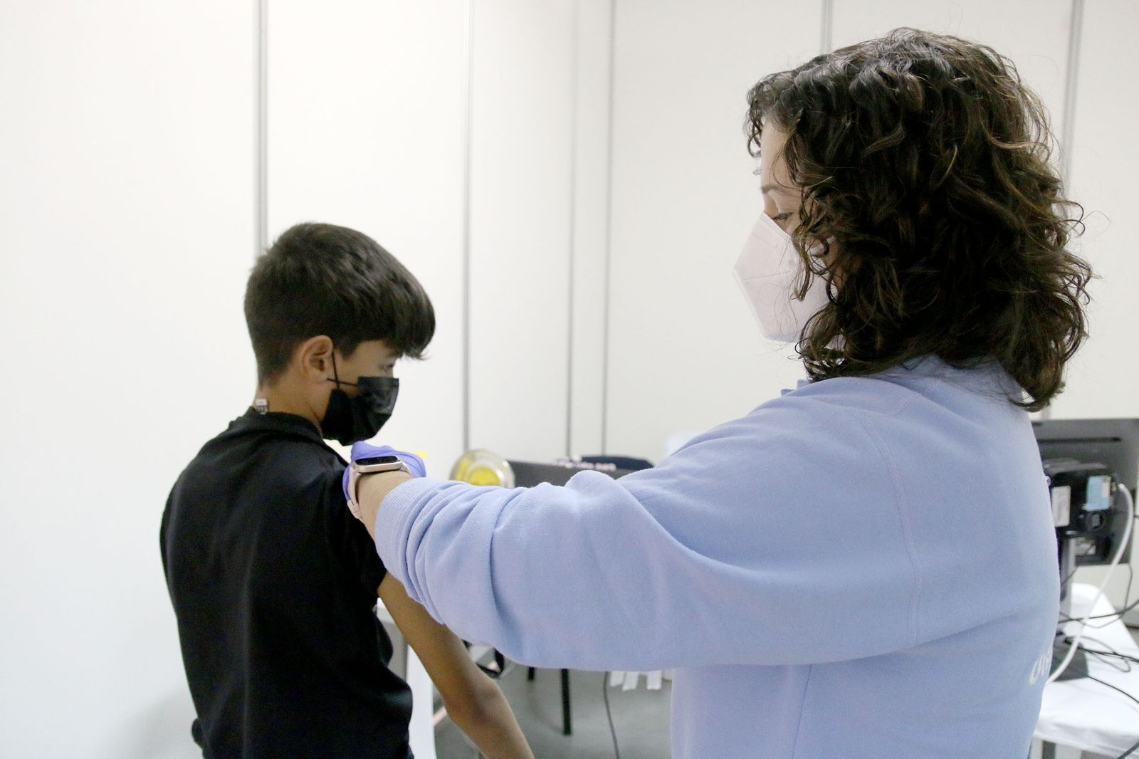 Un niño recibe la vacuna contra la covid-19 en el Palacio de los Juegos Mediterráneos.