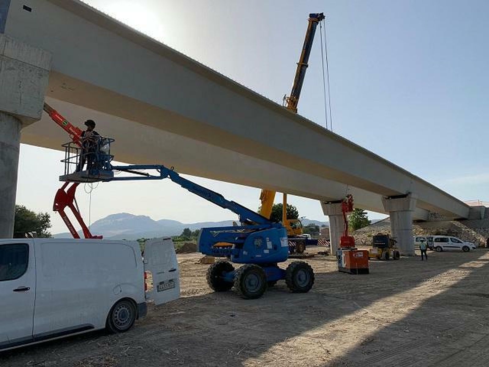 Comienzan a instalar las vigas del nuevo puente de Huétor Tájar