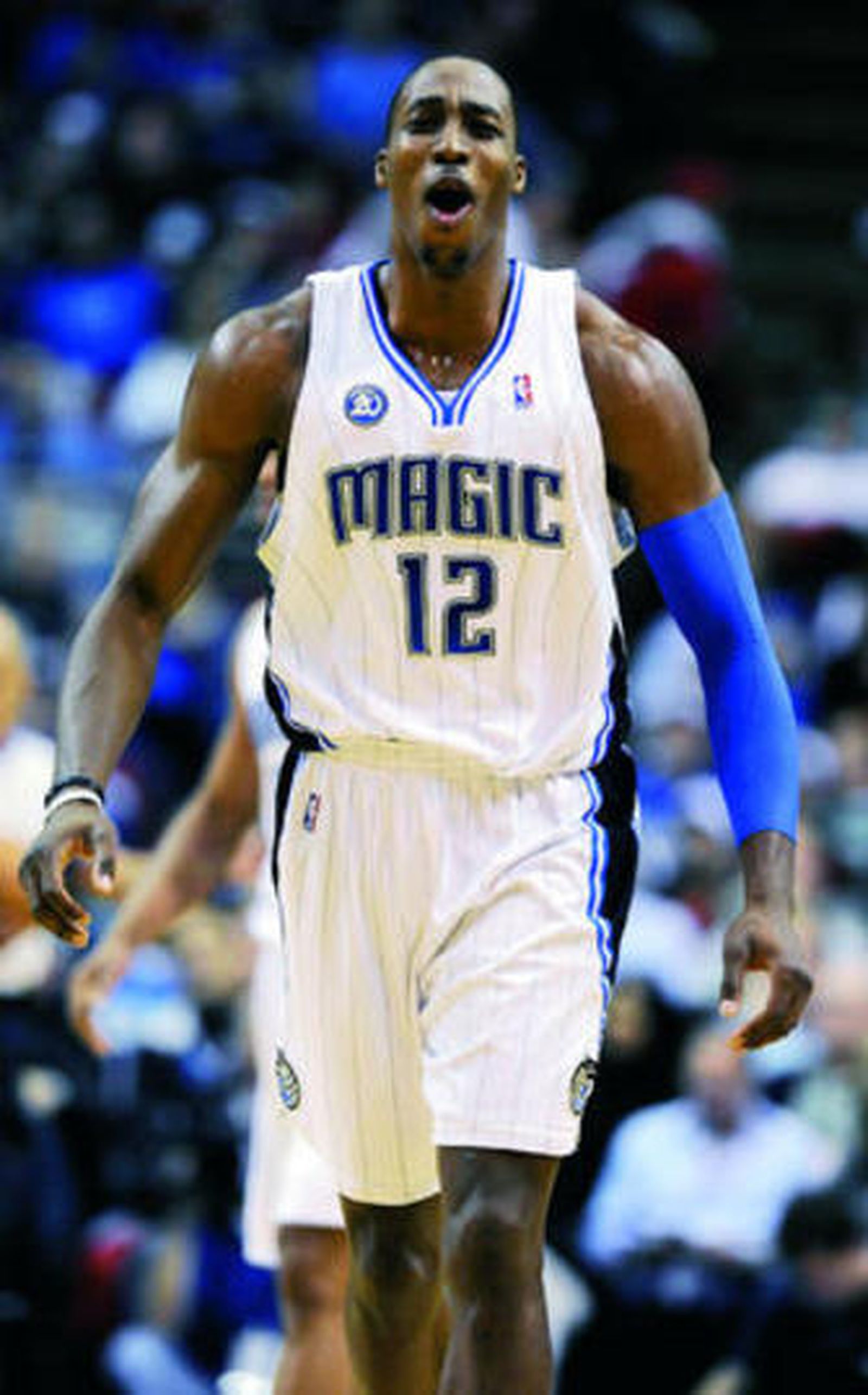 Howard celebra una canasta durante el partido ante los Celtics.