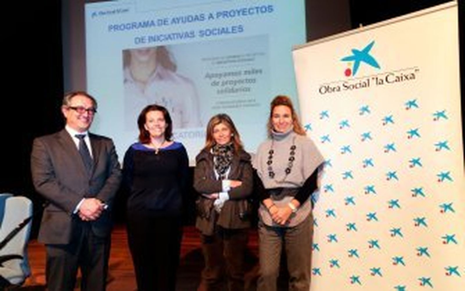 Los representantes de la Caixa Rogelio Prados, Ana Diez y Yolanda López, junto a la delegada de Bienestar Social, Isabel Pareces, ayer en el centro social./Vanesa Lobo