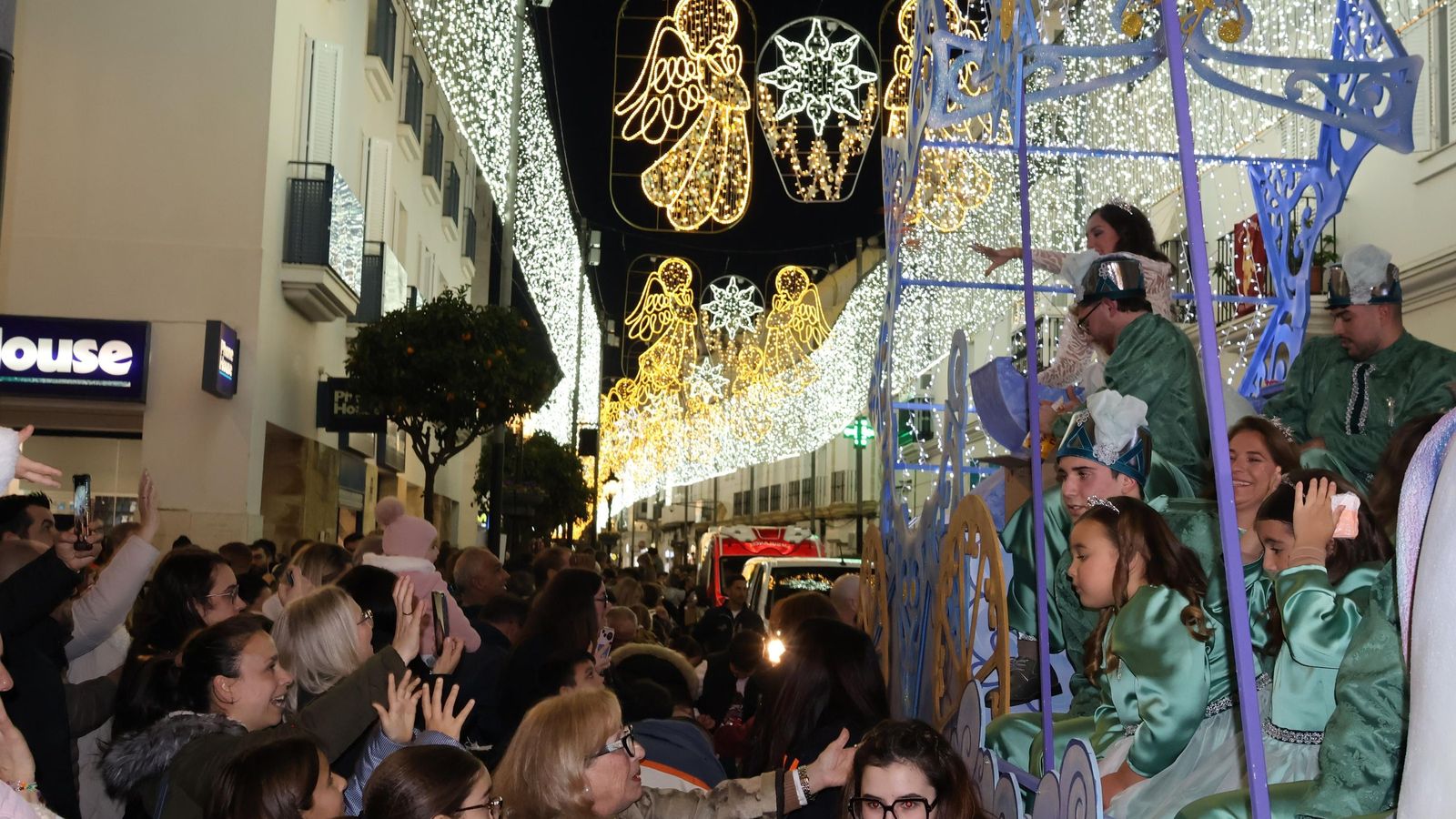 El centro registró un gran ambiente al paso del desfile.
