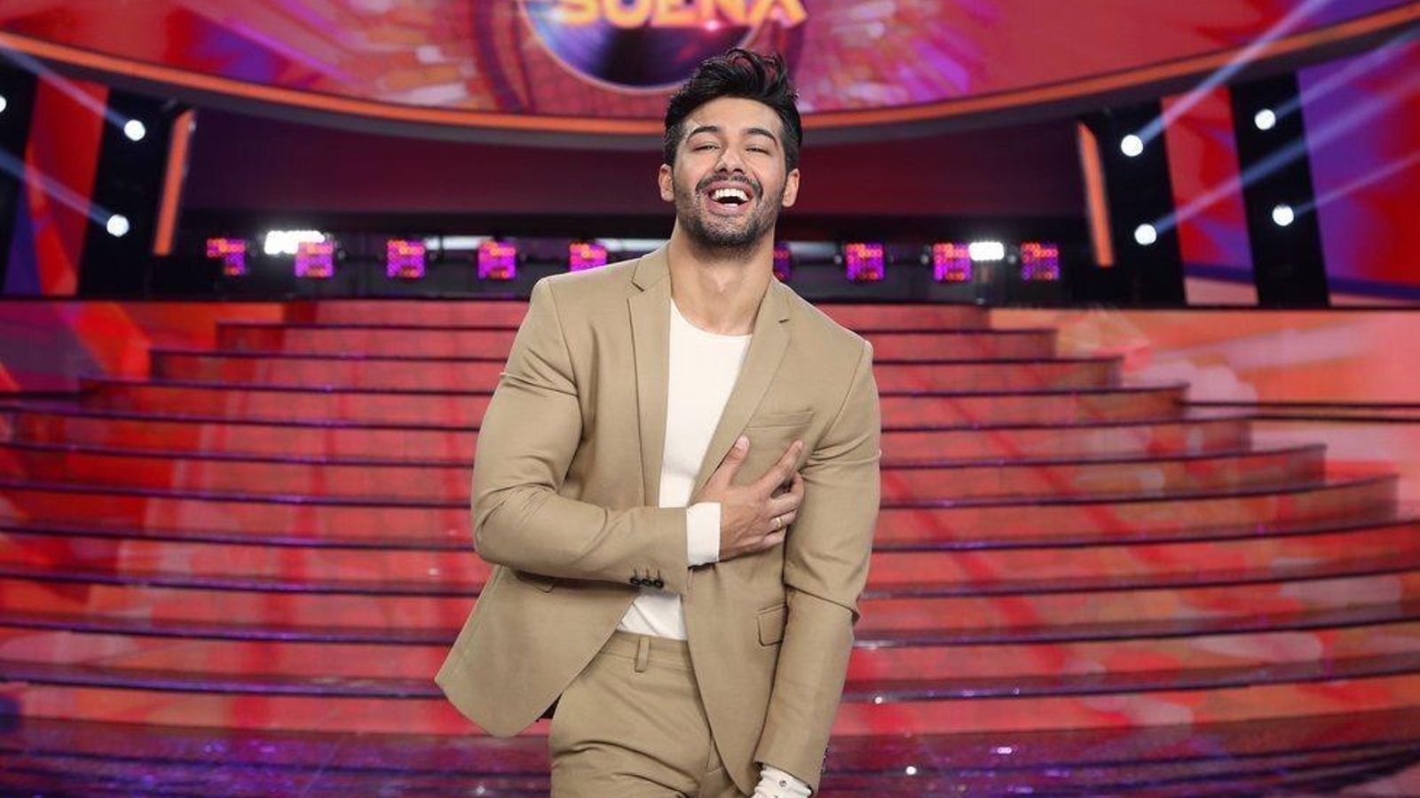 El cantante Jorge González actúa en el Festival de las Naciones este sábado.