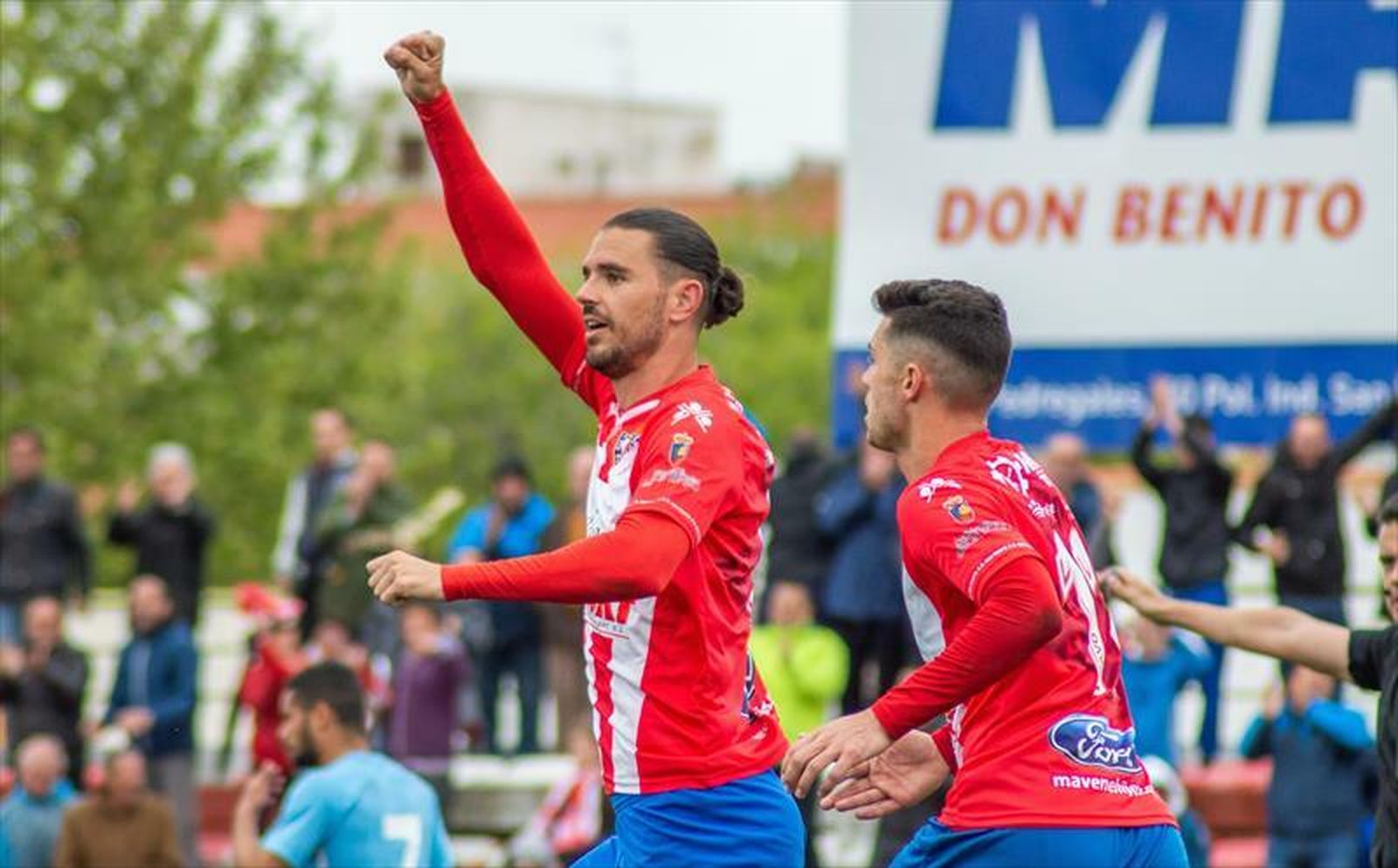 Mario Gómez celebra un gol con el Don Benito