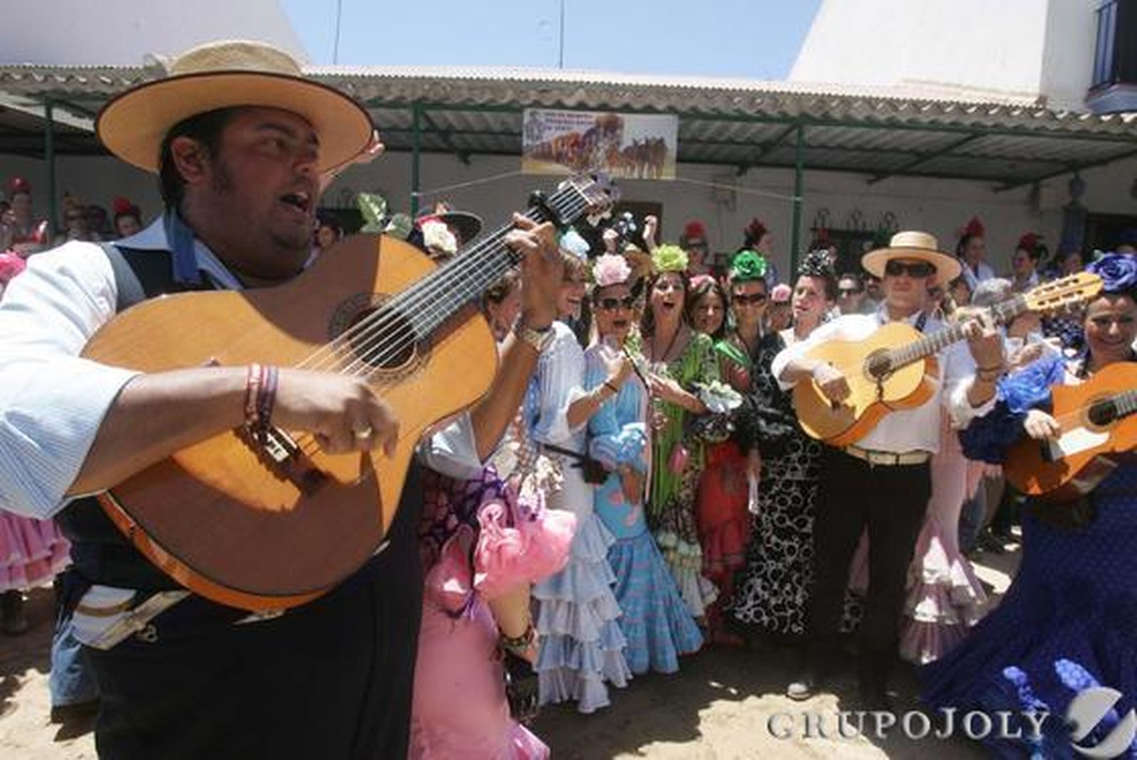 Un grupo cantando por sevillanas

Foto: Pascual