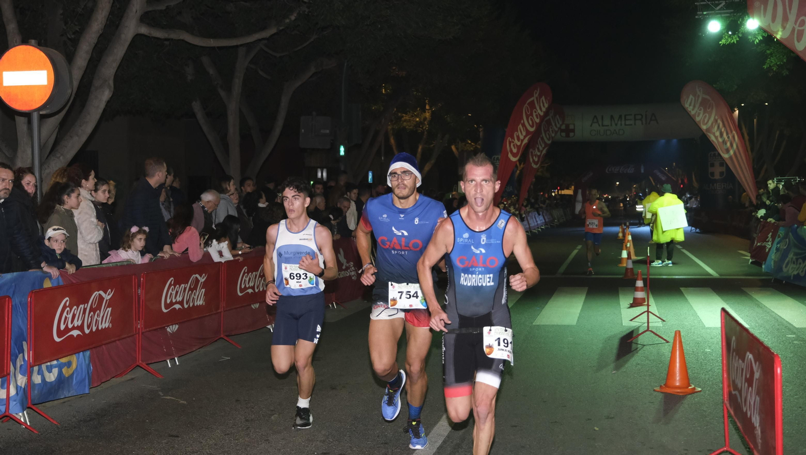 Imágenes de la XIV edición de la San Silvestre de Almería