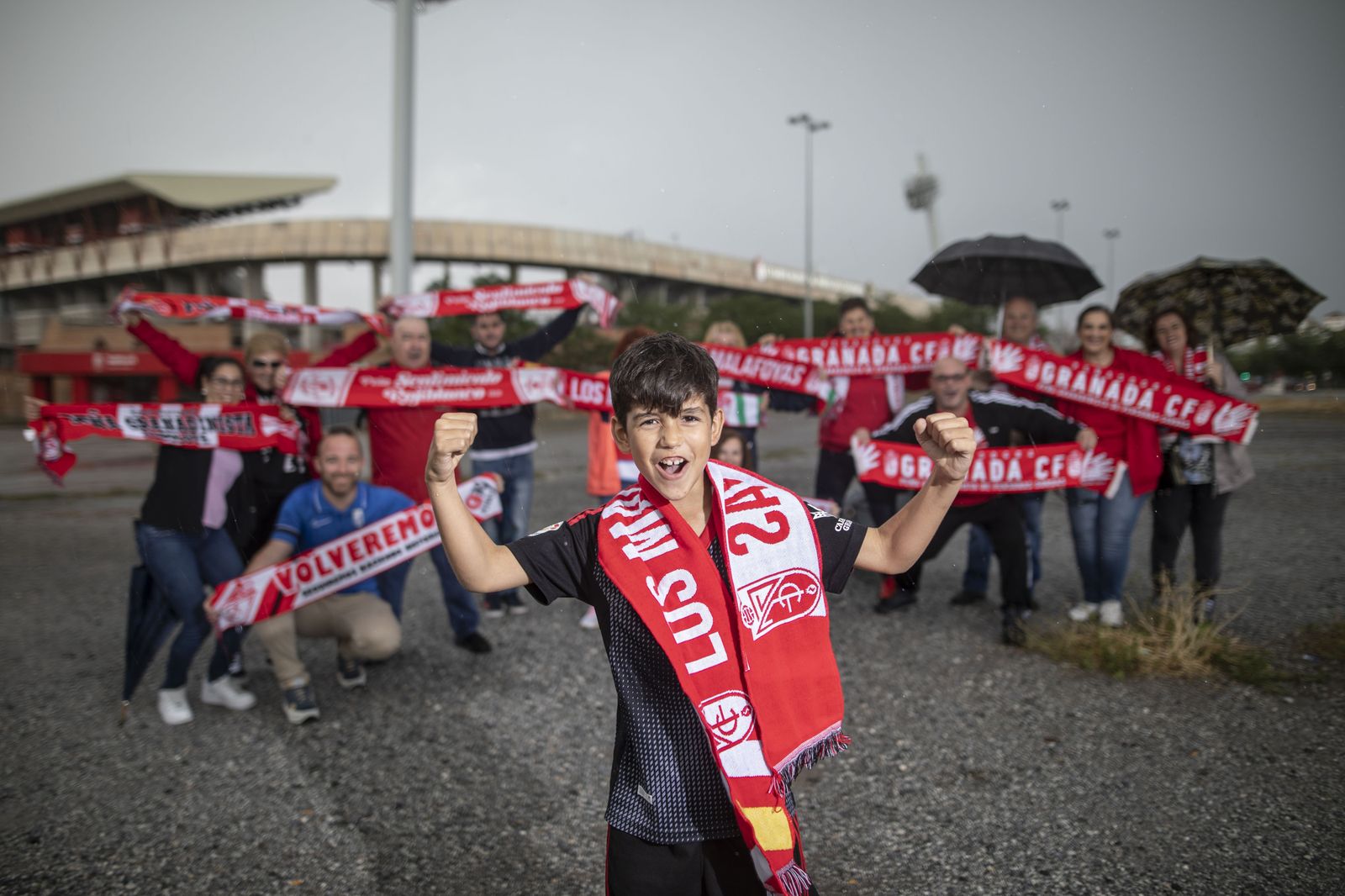 Peñistas del Granada animan al equipo a las puertas del estadio