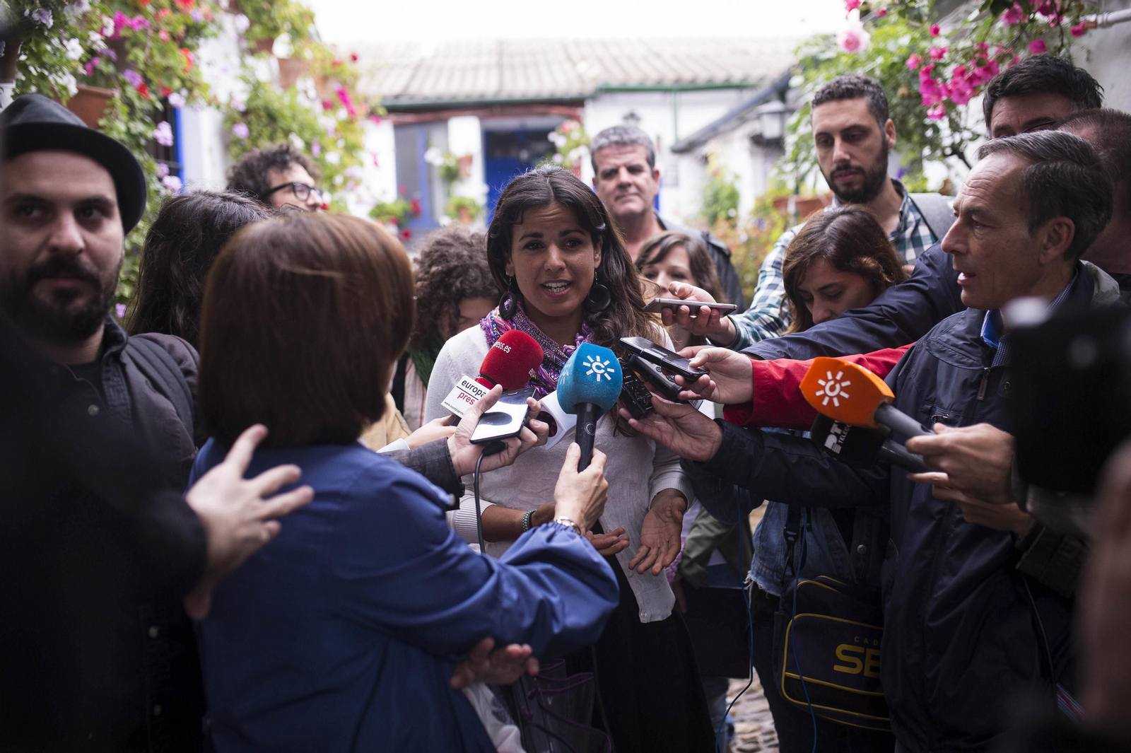Teresa Rodríguez, ayer rodeada de periodistas en Córdoba.