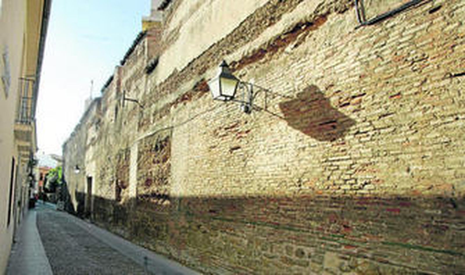 Aspecto que presenta en la actualidad  el tramo de muralla de la calle Fernando de Lara.