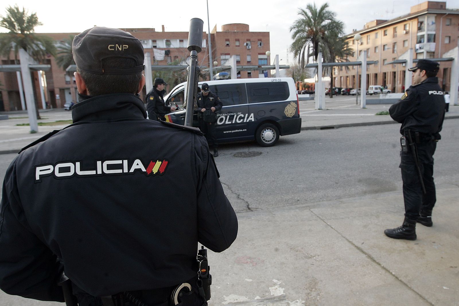 Agentes de la Policía Nacional en el barrio de Las Palmeras.