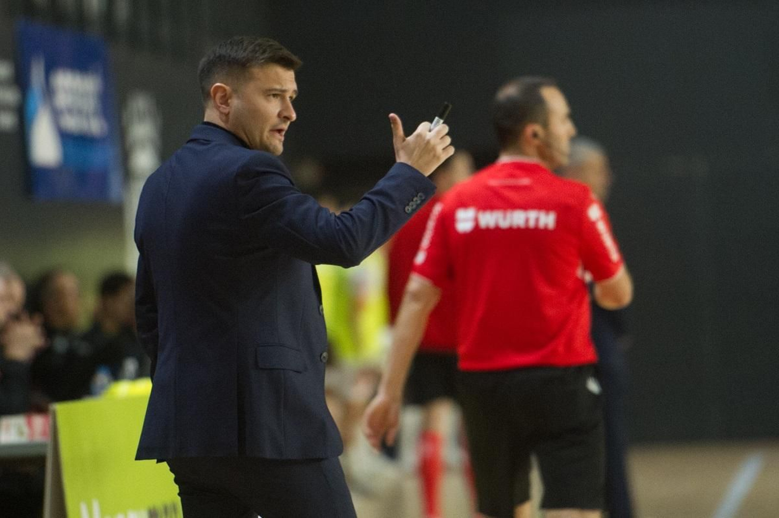 Ema Santoro da órdenes durante el partido.