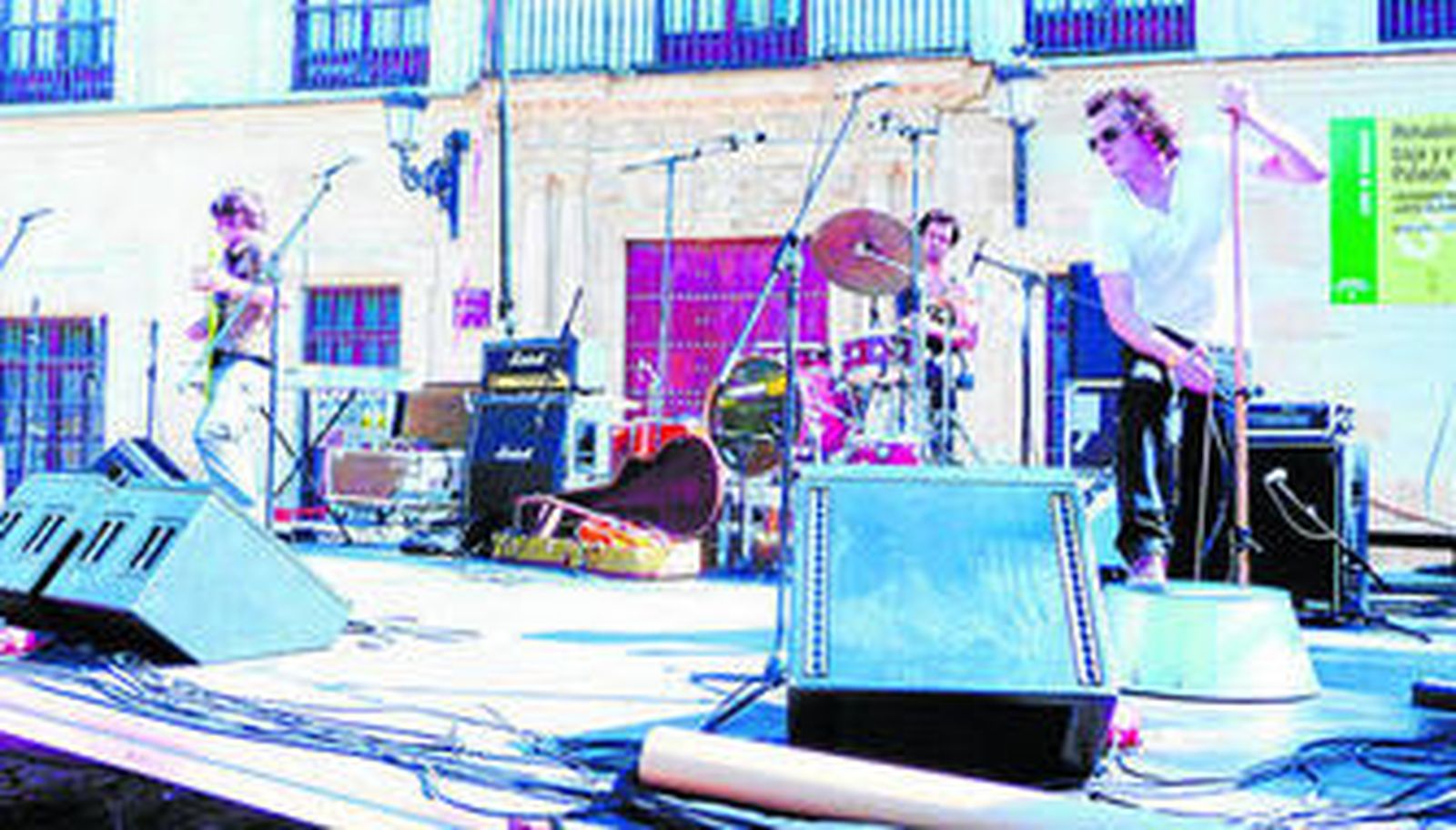 El grupo de Úbeda Guadalupe Plata, durante su participación en la primera edición del Monkey Week en el escenario de la Plaza del Castillo de San Marcos.